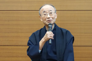 講師の山折哲雄氏