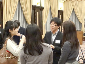 女性に囲まれる若井氏