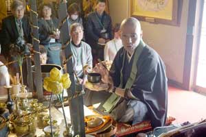 松島ご住職より仏教楽器の説明を受けます