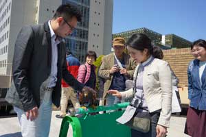 優しくふれあって自然とこぼれる素敵な笑顔の皆さん