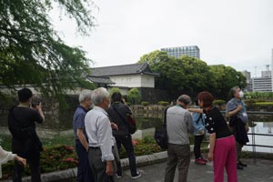 大手門での解説風景