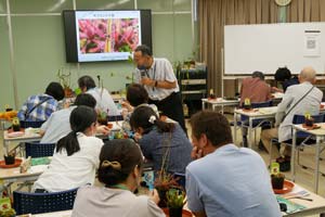  学士会特別室へ植物を運び込んでの講義