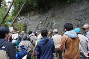 チバニアン地層前での解説