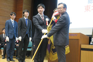 「学士会舘玄関脇に建つ【我が国大学発祥の地】の碑と説明板」