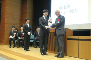 「学士会舘玄関脇に建つ【我が国大学発祥の地】の碑と説明板」