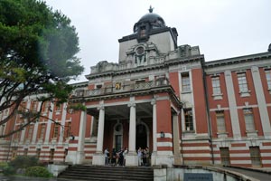 市政資料館外部も丁寧に見学
