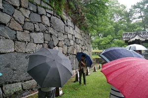 石垣前にてクイズも交えて説明
